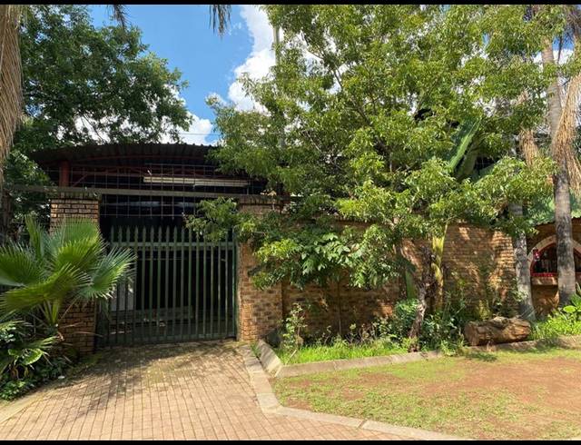 11 BEDROOM HOUSE FOR SALE IN CLAYVILLE EAST